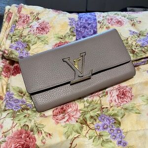 Louis Vuitton Capucines Leather Wallet in Pebble